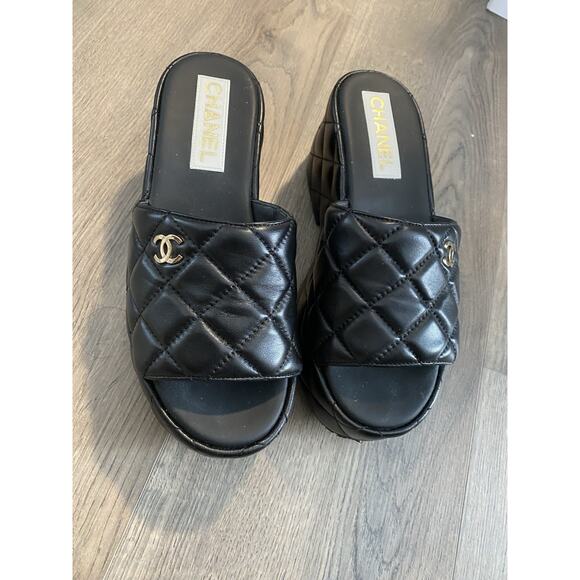 CHANEL Shoes - Chanel Leather Slides Interlocking CC Logo Women's Size 37 Black